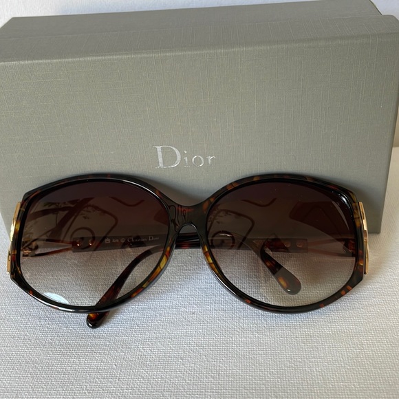 Authentic Large Frame Sunglasses Dior. - Picture 4 of 15
